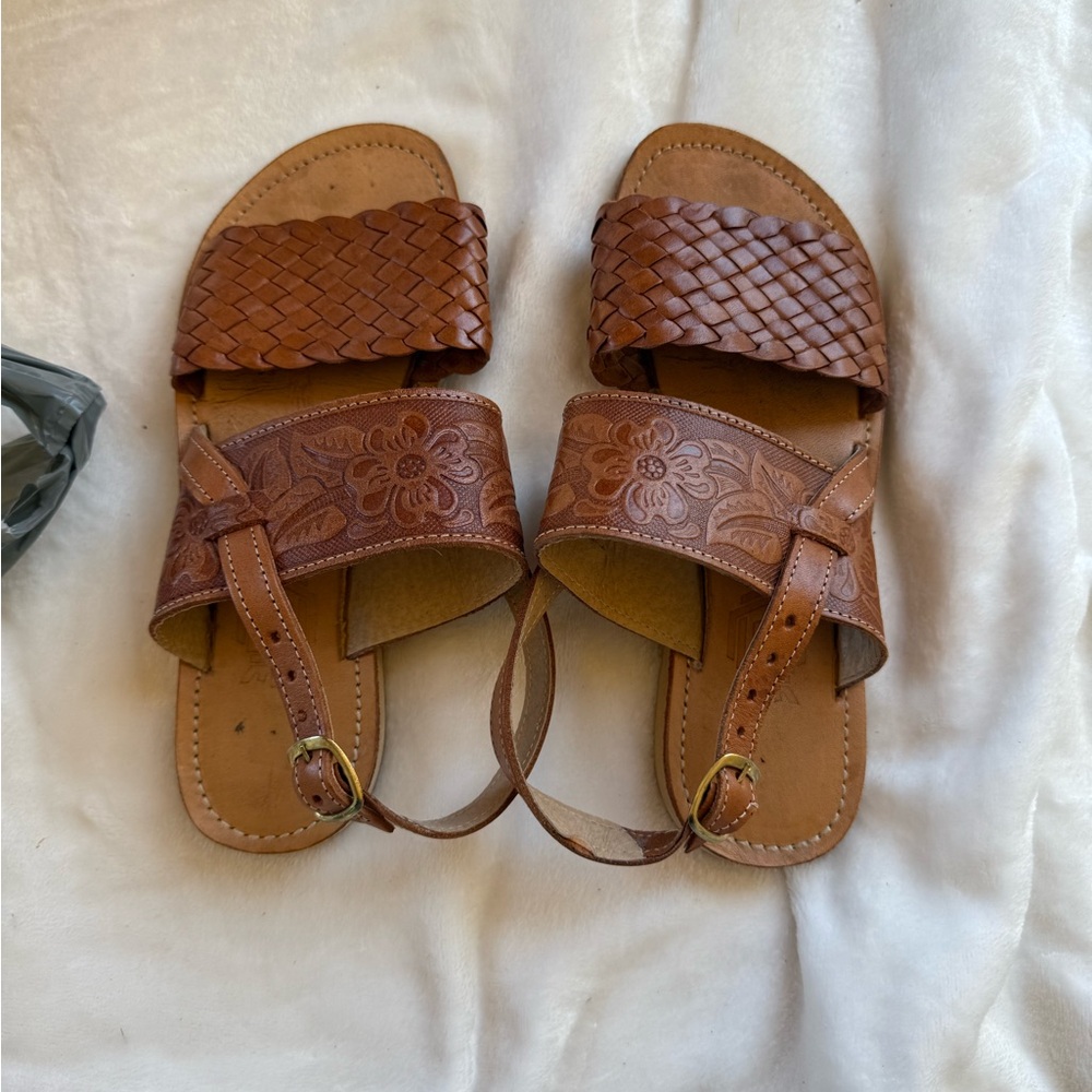 Women’s tans buckled sandles